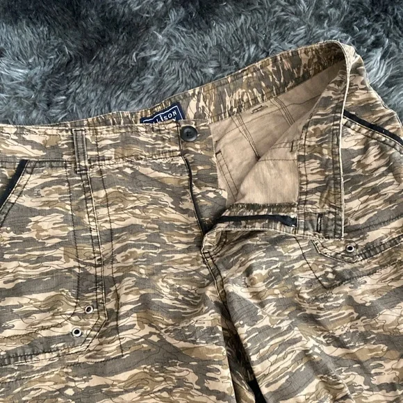 Camo print cropped cargo-style pants - Picture 9 of 16